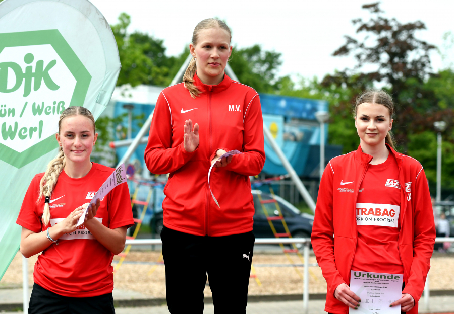 Das U18-Siebenkampfteam des LAZ Soest mit (von links) Maya Klute, Mia Vollmer und Anna-Lena Knappk&ouml;tter ist mit 10.768 Punkten westf&auml;lischer Spitzenreiter und liegt deutschlandweit auf Platz acht. Foto: Bottin