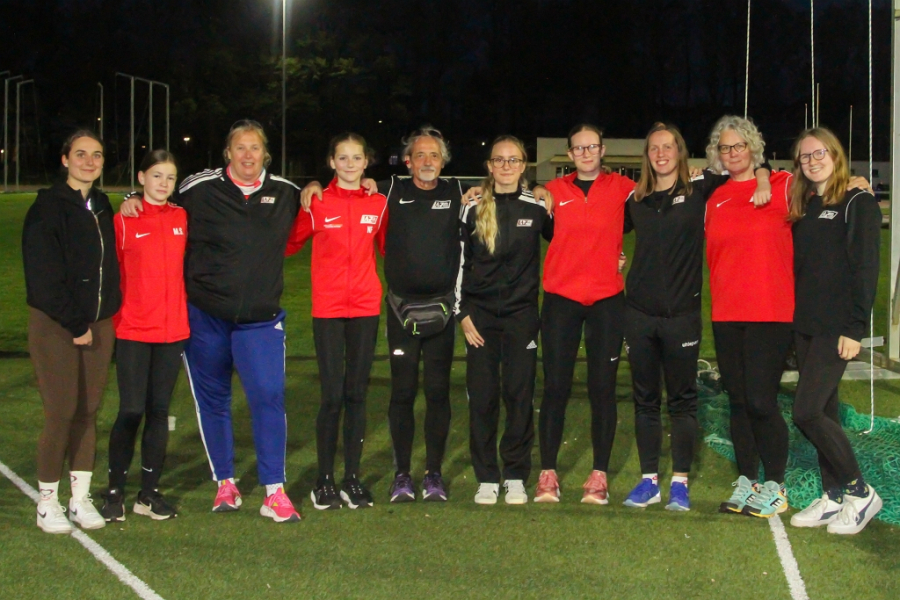 Die Hammerwurfgruppe des LAZ Soest beim Saisonauftakt in Enschede (von links): Jana Klee, Marlene Soer, Sandra Straub, Nia Ferige, Ralf Reinhard, Maya Klute, Johanna Böttiger, Annika Straub, Margareta Böttiger und Antonia Böttiger. Foto: Judith Soer