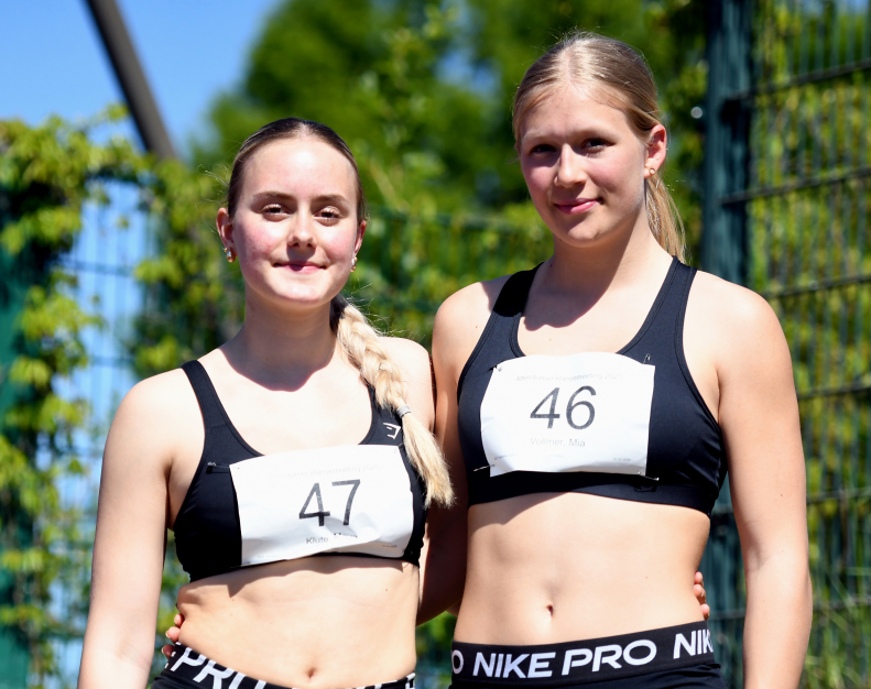 Die beiden U-20-Athletinnen Maya Klute (links) und Mia Vollmer vom LAZ Soest absolvierten in Attendorn Tests im Kugelstoßen und Weitsprung. Foto: Bottin|Maya Klute vom LAZ Soest überraschte in Attendorn mit einer starken Steigerung im Kugelstoßen auf 9,37 Meter. Foto: Bottin|||