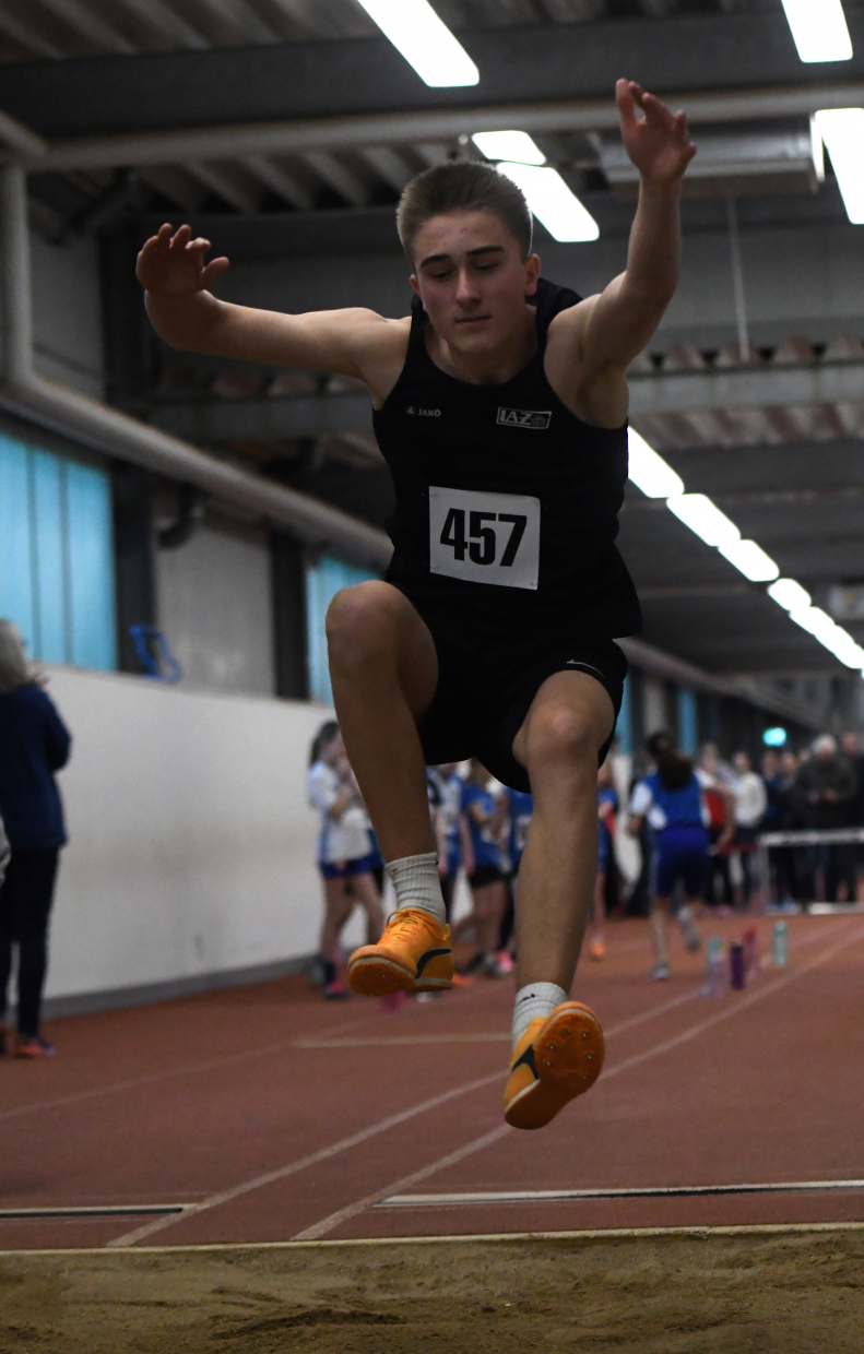 Auf Mehrkampftalent Rafael Hesse (M15) vom LAZ Soest warten bei den Westf&auml;lischen Hallenmeisterschaften spannende Entscheidungen um die Titel im Weitsprung, Kugelsto&szlig;en und Hochsprung. Foto: Bottin|Greta Karsten vom LAZ Soest f&uuml;hrt die W14-Meldeliste im Hochsprung bei den Westf&auml;lischen Hallenmeisterschaften in Dortmund an. Foto: Bottin|U20-Athlet Matthis Eckhoff vom LAZ Soest hofft bei den Westf&auml;lischen Hallenmeisterschaften auf weitere Steigerungen &uuml;ber 60 Meter. Foto: Bottin|||