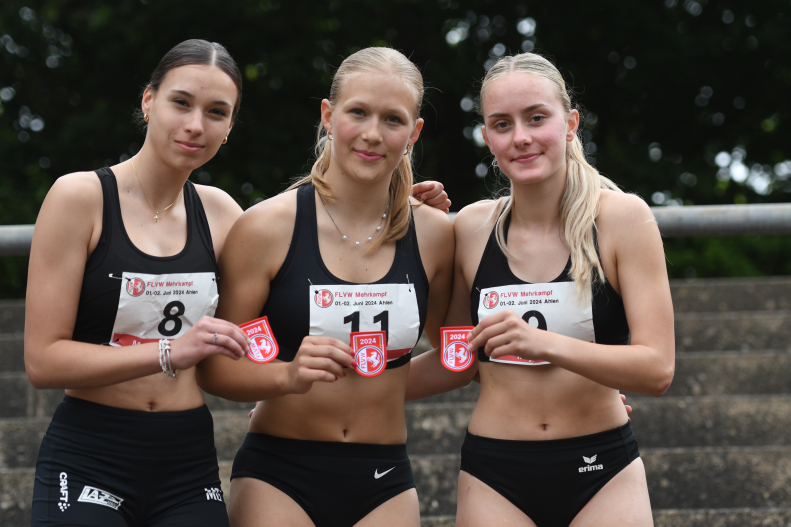 Mannschafts-Westfalenmeister im Siebenkampf der U18: Mathilda Grienitz, Mia Vollmer und Maya Klute (v.l.n.r.) vom LAZ Soest erreichten bei den Titelkämpfen in Ahlen 10.816 Punkte. Foto: Bottin|DM-Platz vier über 100 Meter: Sprinttalent Maja Bolinger vom LAZ Soest schaffte in der Saison 2024 den Sprung in die deutsche Spitzenklasse der weibl. Jugend U16. Foto: Bottin|Deutsche Vizemeisterin im Siebenkampf der Frauen und vierfache Spitzenreiterin der Westfälischen W30-Bestenliste: Laura Voß vom LAZ Soest. Foto: Bottin|Nia Ferige war 2024 mit fünf Westfalenmeistertiteln in der Altersklasse W14 die erfolgreichste Sportlerin des LAZ Soest auf Landesebene. Foto: Bottin|||