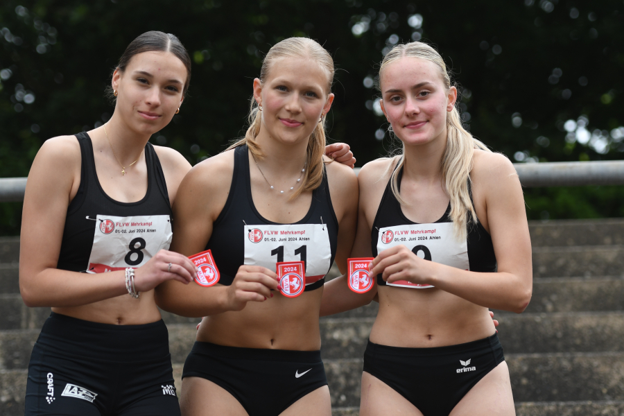 Mannschafts-Westfalenmeister im Siebenkampf der U18: Mathilda Grienitz, Mia Vollmer und Maya Klute (v.l.n.r.) vom LAZ Soest erreichten bei den Titelkämpfen in Ahlen 10.816 Punkte. Foto: Bottin