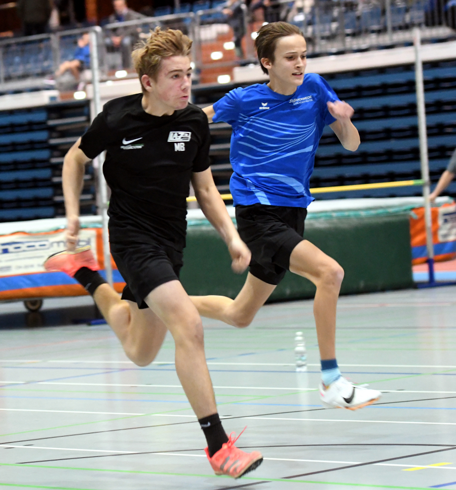 Pers&ouml;nliche Bestzeit: U14-Athlet Michel Bottin (links) vom LAZ Soest setzte in Bielefeld &uuml;ber 60 Meter knapp gegen Paul Baumh&ouml;fener (Brackwede) durch. Foto: Bottin
