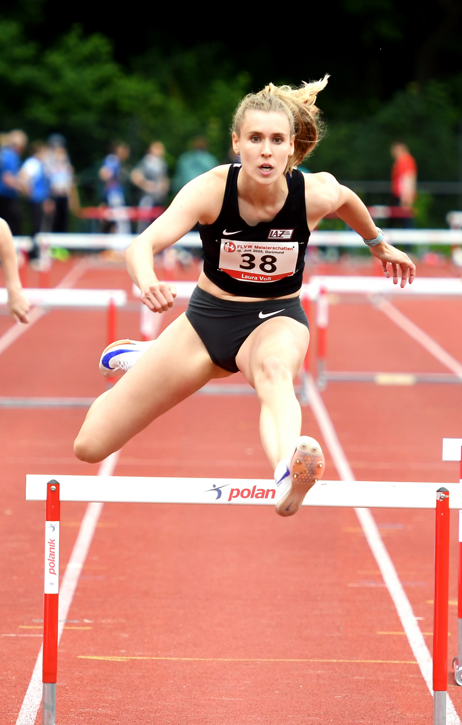 Wie ein präzises Uhrwerk: Laura Voß vom LAZ Soest legte jetzt die 400-Meter-Hürden in Wattenscheid wieder in nahezu identischer Zeit wie in den Rennen zuvor zurück. Foto: Bottin
