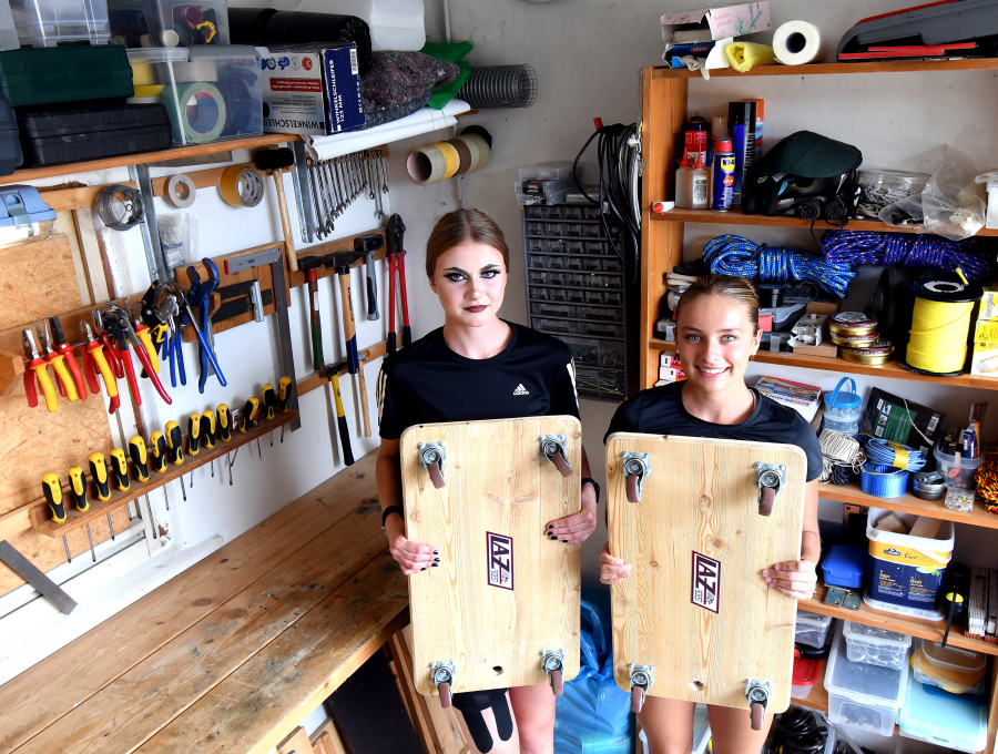 Anna-Lena (links) und Zoe vom LAZ Soest präsentieren in der vereinseigenen Werkstatt im Schulzentrum selbstgebaute Rollbretter.