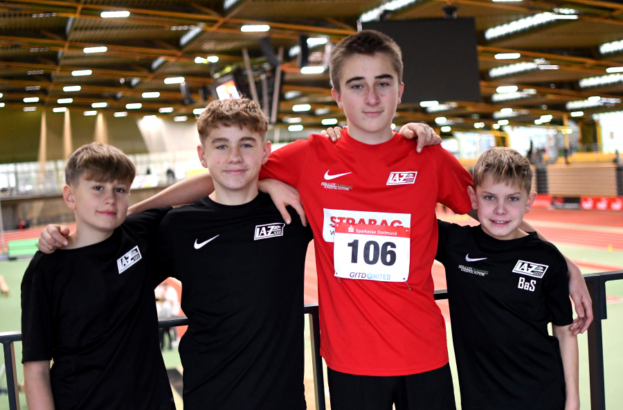 Vier U14-Sportler des LAZ Soest (von links) Malte Langenscheidt, Michel Bottin, Rafael Hesse und Bastian Sievert, starteten mit unterschiedlichem Erfolg beim Junior Adventscup in Dortmund. Foto: Bottin