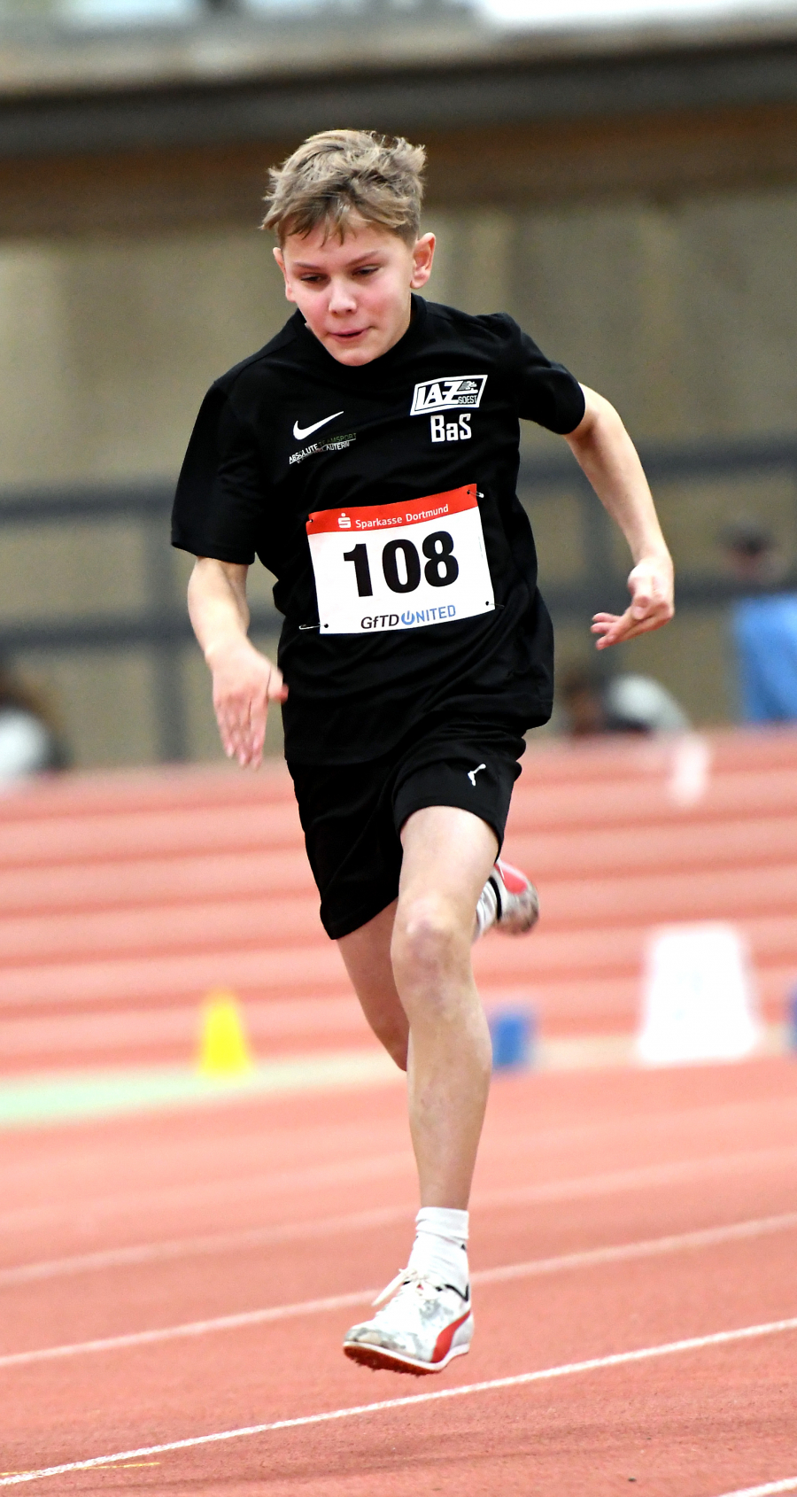 Nähert sich der Neun-Sekunden-Marke über 60 Meter: Bastian Sievert (M12) erzielte beim Junior Adventscup in der Helmut-Körnig-Halle mit 9,03 Sekunden eine neue persönliche Bestzeit. Foto: Bottin