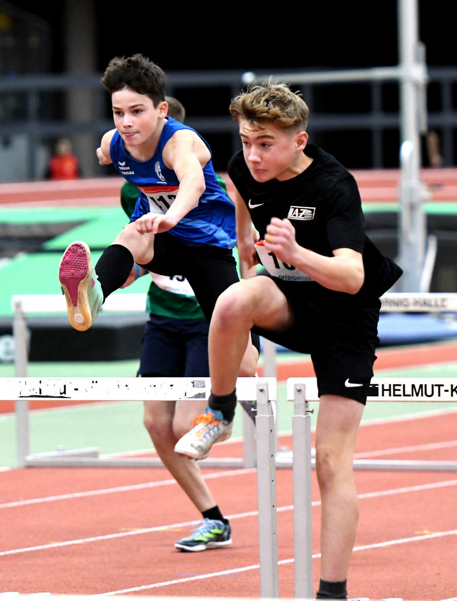 Starker Auftritt: M12-Sportler Michel Bottin (rechts) vom LAZ Soest setzte sich mit persönlicher Bestleistung über 60-Meter-Hürden souverän gegen Leonas Czeranka (TV Werne, links) durch. Foto: Bottin