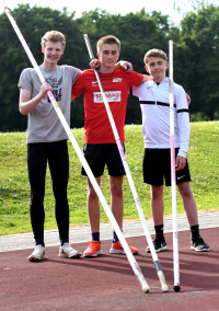 Erfolgreiches Stabhochsprung-Trio des LAZ Soest (von links): Jonas Dorenkamp, Rafael Hesse und Michel Bottin beim zweiten Meeting des Jahres im Soester Schulzentrum. Rafael Hesse (M14) und Michel Bottin (M13) führen die Landesbestenlisten in ihren Altersklassen an. Foto: Bottin|||