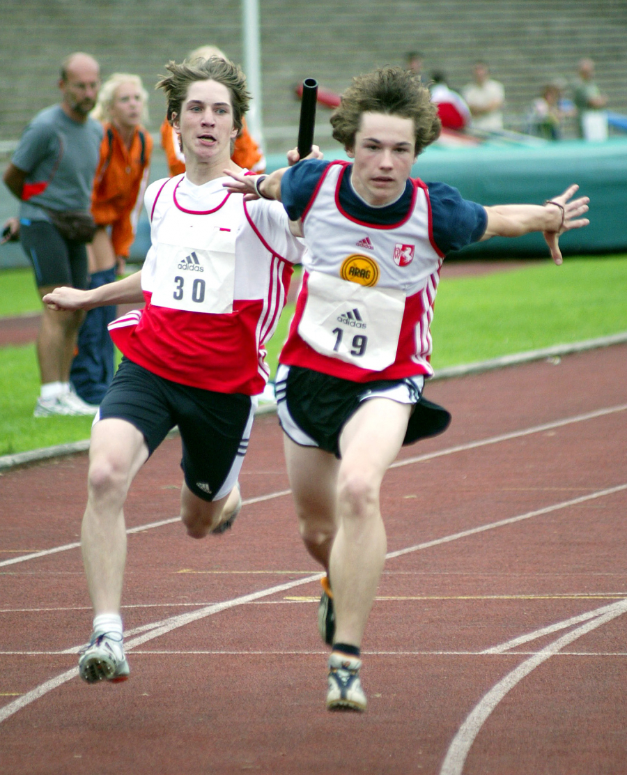 Der heutige LAZ-Vorsitzender Sebastian Moritz (rechts), hier 2006 beim U16-Länderkampf gegen die Niederlande in Gladbeck beim Staffelwechsel mit Johannes Volk vom LAC Veltins Hochsauerland, war zu Jugendzeiten einer der besten westfälischen Sprintern. Foto: Bottin