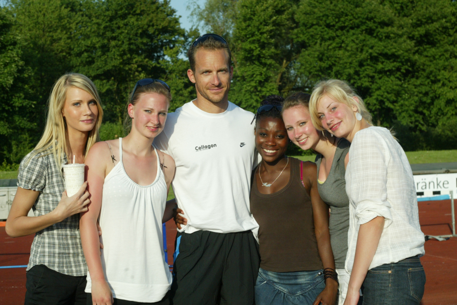 Stabhochsprunglegende Tim Lobinger am 28. Mai 2009 im Soester Schulzentrum mit den LAZ-Sportlerinnen (von links) Kira Bergermann, Alina Watermann, Stefanie Trampe, Laura Watermann und Anna Schulze-Wiehenbrauk. Foto: Bottin