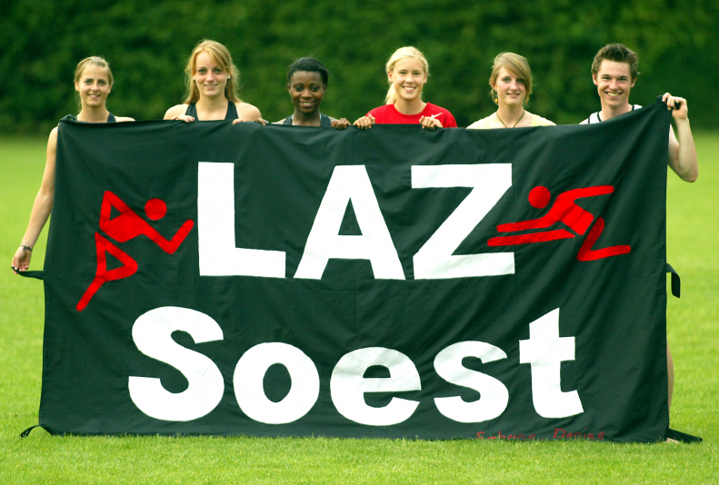 Bis heute Vereinsrekord: Für die Deutschen Jugendmeisterschaften 2009 in Rhede qualifizierten sich sechs Sportlerinnen und Sportler des LAZ Soest (von links): Lena Schulte, Denise Oldenburg, Stefanie Trampe, Laura Voß, Sabrina Kummetat und Sebastian Moritz. Foto: Bottin|Topergebnis: Die weibliche U18 des LAZ Soest wurde 2009 in Gütersloh mit einem Spitzenresultat westfälischer Mannschafts-Vizemeister. Zum Team gehörten: Laura Voß, Sabrina Kummetat, Verena Gröne, Katrin Wendrich, Juliane Nübel, Jana Bergmann, Sofia Falkenberg, Anna Schulze-Wiehenbrauk und Lena Schulte. Foto: Bottin|Ein Highlight in der LAZ-Historie: 2012 vertraten mit Falk Wendrich, Laura Voß und Gina Lückenkemper gleich drei Sportler des Vereins Deutschland beim traditionellen U20-Hallen-Länderkampf gegen Frankreich und Italien in Val-de-Reuil (Frankreich). Foto: Bottin|Einer der überraschendsten Titel in der Vereinsgeschichte des LAZ Soest: 2016 wurde U16-Athletin Lukka Franke in Bremen Deutsche Meisterin im Stabhochsprung. Foto: Bottin|Mehrfache DM-Starterin und über Jahre die Nummer eins in Westfalen: Hammerwerferin Annika Straub vom LAZ Soest. Foto: Bottin|Der heutige LAZ-Vorsitzender Sebastian Moritz (rechts), hier 2006 beim U16-Länderkampf gegen die Niederlande in Gladbeck beim Staffelwechsel mit Johannes Volk vom LAC Veltins Hochsauerland, war zu Jugendzeiten einer der besten westfälischen Sprintern. Foto: Bottin|Stabhochsprunglegende Tim Lobinger am 28. Mai 2009 im Soester Schulzentrum mit den LAZ-Sportlerinnen (von links) Kira Bergermann, Alina Watermann, Stefanie Trampe, Laura Watermann und Anna Schulze-Wiehenbrauk. Foto: Bottin|Live-Interview mit Siggi Heinrich im Olympiastadion von Barcelona: Direkt nach ihrem 200-Meter-Vorlauf bei den U20-Weltmeisterschaften stand Gina Lückenkemper dem Eurosport-Kultreporter Rede und Antwort. Foto: Moritz|||