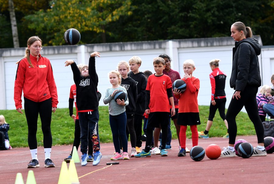 Beim beidh&auml;ndigen Sto&szlig;en des 1-Kilo-Medizinballes zeigten einige Kinder bereits viel Talent. Foto: Bottin