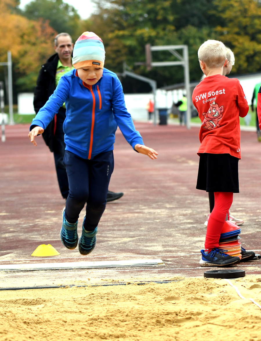 Weitsprung aus dem Stand war eine von zahlreichen Disziplinen beim Sportabzeichentag des LAZ Soest. Foto: Bottin