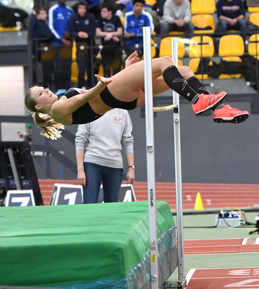 U18-Athletin Mia Vollmer vom LAZ Soest musste sich im Hochsprung mit 1,57 Metern und Platz sieben zufrieden geben. Foto: Bottin