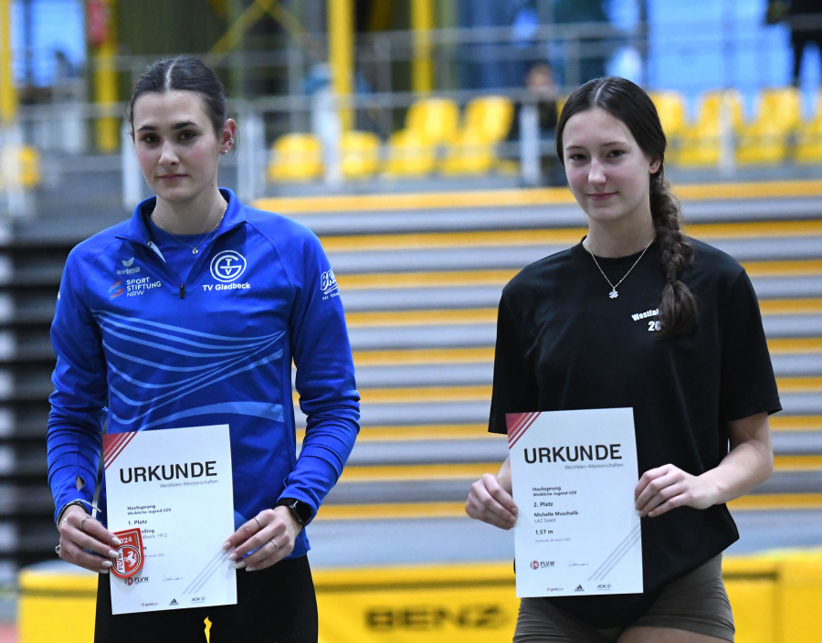 Nur die U20-Vize-Europameisterin im Siebenkampf, Pia Meßing vom TV Gladbeck (links) war im Hochsprung besser als Michelle Muschalik (rechts) vom LAZ Soest. Die Wippringserin holte sich in Dortmund mit 1,57 Metern Westfalen-Silber bei der U20. Foto: Bottin