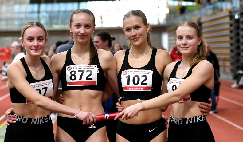 Deutschlands fünftbestes U18-Staffelteam über 4 x 200 Meter: Unerwartet und fast schon sensationell holten sich Maya Klute, Sophie Martin, Mia Vollmer und Maja Bolinger (v.l.n.r.) vom LAZ Soest den Vize-Westfalenmeistertitel und unterboten in 1:45,66 Minuten die Norm für die Deutschen Jugend-Hallenmeisterschaften der U20. Nur Deutschlands schnellstes Quartett, die Startgemeinschaft Olpe/Lennestadt/Fretter, war in Dortmund besser als die Soesterinnen. Foto: Bottin|Bärenstarke Vorstellung: Sophie Martin vom LAZ Soest steigerte sich als Westfälische Vizemeisterin über 200 Meter auf 25,66 Sekunden und qualifizierte sich bereits in ihrem ersten U18-Jahr für die Deutschen Jugend-Hallenmeisterschaften der U20. Foto: Bottin|U18-Athletin Mia Vollmer vom LAZ Soest musste sich im Hochsprung mit 1,57 Metern und Platz sieben zufrieden geben. Foto: Bottin|U18-Athletin Mia Vollmer vom LAZ Soest musste sich im Hochsprung mit 1,57 Metern und Platz sieben zufrieden geben. Foto: Bottin|Tolle Steigerung: Annika Straub vom LAZ Soest verbesserte sich im Kugelstoßen um rund einen halben Meter und wurde mit 11,57 Metern Vize-Westfalenmeisterin bei den Frauen. Foto: Bottin|Nur die U20-Vize-Europameisterin im Siebenkampf, Pia Meßing vom TV Gladbeck (links) war im Hochsprung besser als Michelle Muschalik (rechts) vom LAZ Soest. Die Wippringserin holte sich in Dortmund mit 1,57 Metern Westfalen-Silber bei der U20. Foto: Bottin|U18-Athlet Matthis Eckhoff vom LAZ Soest steigerte sich bei den Westfälischen Hallentitelkämpfen über 200 Meter auf 24,83 Sekunden. Foto: Bottin|||