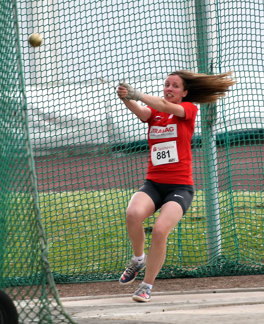Annika Straub vom LAZ Soest wurde ihrer Favoritenstellung gerecht und holte sich mit 43,88 Metern den Westfalentitel im Hammerwurf der Frauen. Foto: Bottin