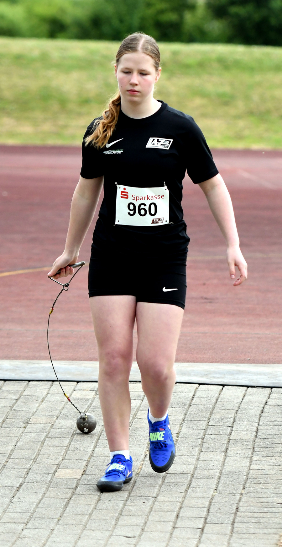 W13-Sportlerin Hannah Eppe vom LAZ Soest holte sich mit 30,05 Metern den Westfalentitel im Hammerwurf. Foto: Bottin