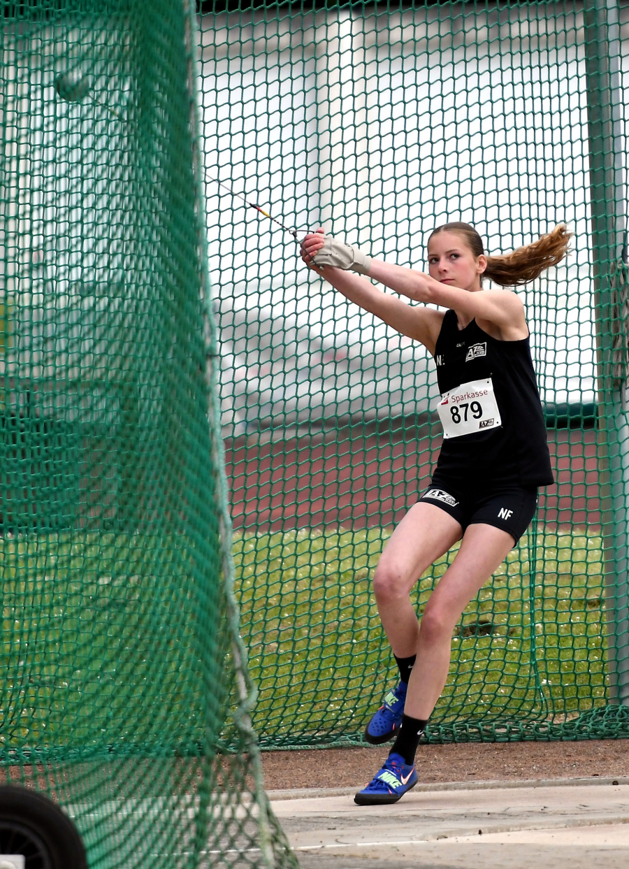 Überragend: Nia Ferige (W15) vom LAZ Soest erzielte mit 43,86 Metern im Hammerwurf ein Resultat der nationalen Spitzenklasse. Die Enserin wurde Westfalenmeisterin                            und ist aktuell die Nummer Fünf in Deutschland. Foto: Bottin