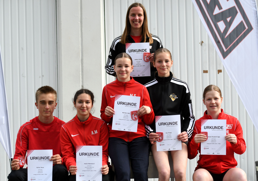 Geballte Hammerwurfkraft vom LAZ Soest: von links: Rafael Hesse (Westfalenmeister M14), Amelie Menzebach (Bronze w. J. U18), Marlene Soer (Westfalenmeisterin W14), Nia Ferige (Westfalenmeisterin W15) und Hannah Eppe (Westfalenmeisterin W13), hinten Annika Straub (Westfalenmeisterin Frauen). Foto: Bottin