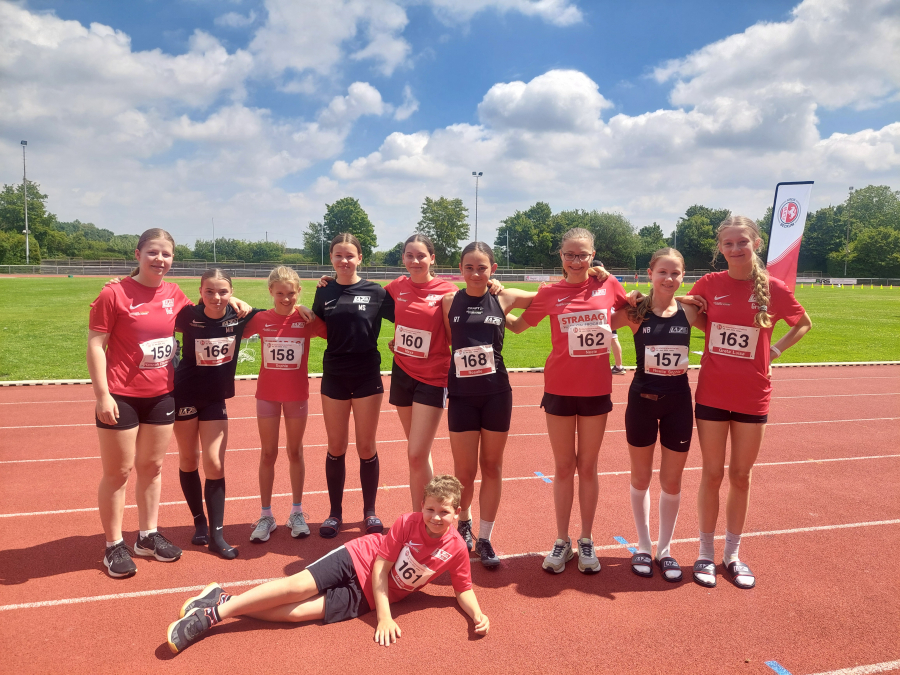 Zufriedene Sportlerinnen und Sportler des LAZ im Ahlener Sportpark. Foto: Straub