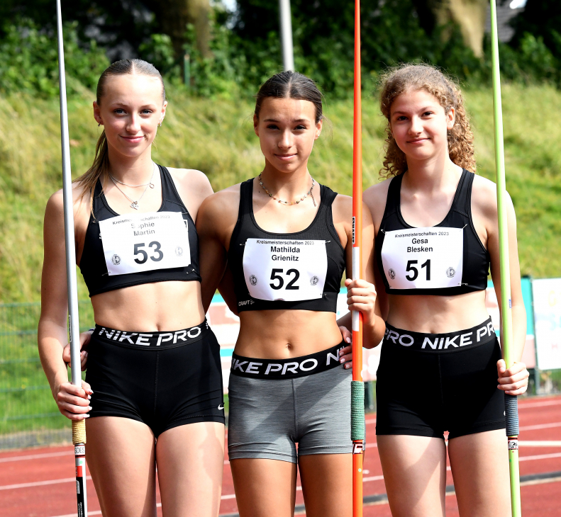 Überzeugender Wettkampf in Witten: Das U16-Trio Sophie Martin, Mathilda Grienitz und Gesa Blesken (v.l.) vom LAZ Soest freute sich über tolle neue Bestleistungen. - Foto: Bottin|M13-Hochspringer Ole Bottin vom LAZ Soest steigerte sich in Witten auf ausgezeichnete 1,49 Meter und schob sich aktuell auf Platz drei der westfälischen Bestenliste. - Foto: Bottin|||