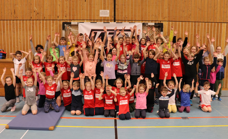 Grund zum Jubeln hatten am Ende alle 70 Kinder, die beim Indoormeeting angetreten waren. Foto: Finkeldei