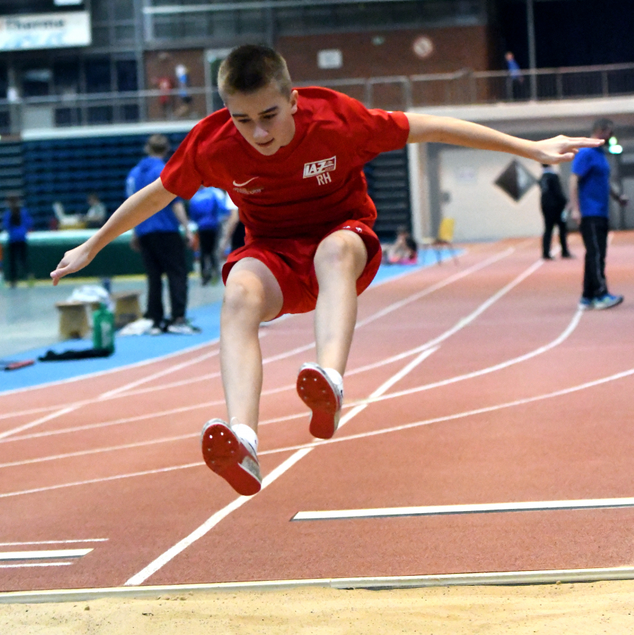 M12-Sportler Rafael Hesse vom LAZ Soest siegte in Bielefeld im Weitsprung mit 4,48 Meter. Foto: Bottin