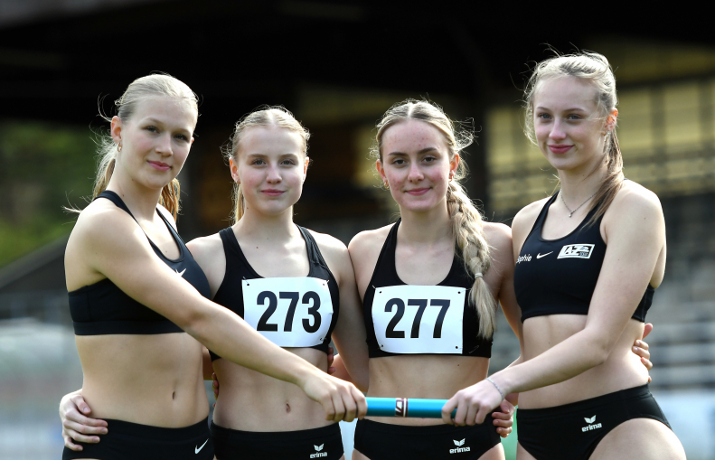 Das U18-Quartett des LAZ Soest - v.l.n.r.: Mia Vollmer, Maja Bolinger, Maya Klute und Sophie Martin - unterbot gleich im ersten Saisonrennen in 49,89 Sekunden die DM-Norm über 4 x 100 Meter. Foto: Bottin|Das U18-Quartett des LAZ Soest - v.l.n.r.: Mia Vollmer, Maja Bolinger, Maya Klute und Sophie Martin - unterbot gleich im ersten Saisonrennen in 49,89 Sekunden die DM-Norm über 4 x 100 Meter. Foto: Bottin|Starke Vorstellung: Sprinttalent Maja Bolinger vom LAZ Soest steigerte sich über 100 Meter auf 12,60 Sekunden und qualifizierte sich bereits beim Saisonstart für die Deutschen U16-Meisterschaften. Foto: Bottin|Starke Vorstellung: Sprinttalent Maja Bolinger vom LAZ Soest steigerte sich über 100 Meter auf 12,60 Sekunden und qualifizierte sich bereits beim Saisonstart für die Deutschen U16-Meisterschaften. Foto: Bottin|Vom Winde verweht: Die 11,98 Sekunden über 100 Meter von LAZ-Athlet Matthis Eckhoff wurden von einem zu starken Rückenwind unterstützt. Foto: Bottin|Auf der Laufbahn des Nattenbergstadions (von links): Sophie Martin, Maya Klute, Mia Vollmer und Mathilda Grienitz. Foto: Bottin|Mathilda Grienitz (w.J. U18) blieb im Hochsprung leider ohne gültigen Versuch. Foto: Bottin|Sophie Martin (links) und Mia Vollmer. Foto: Bottin|Maya Klute (w.J. U18) erzielte im Hochsprung 1,50 Meter. Foto: Bottin|Sophie Martin (w.J. U18) wurde hinter Mannschaftskameradin Mia Vollmer Zweite im Hochsprung mit 1,53 Meter. Foto: Bottin|Carmen Büttner siegte in Lüdenscheid über 100 Meter der W15 mit 14,03 Sekunden. Foto: Bottin|Maya Klute (w.J. U18) erzielte über 100 Meter windunterstützte 13,42 Sekunden. Foto: Bottin|Sophie Martin (links) und Maya Klute (rechts) beim 100-Meter-Lauf. Foto: Bottin|||