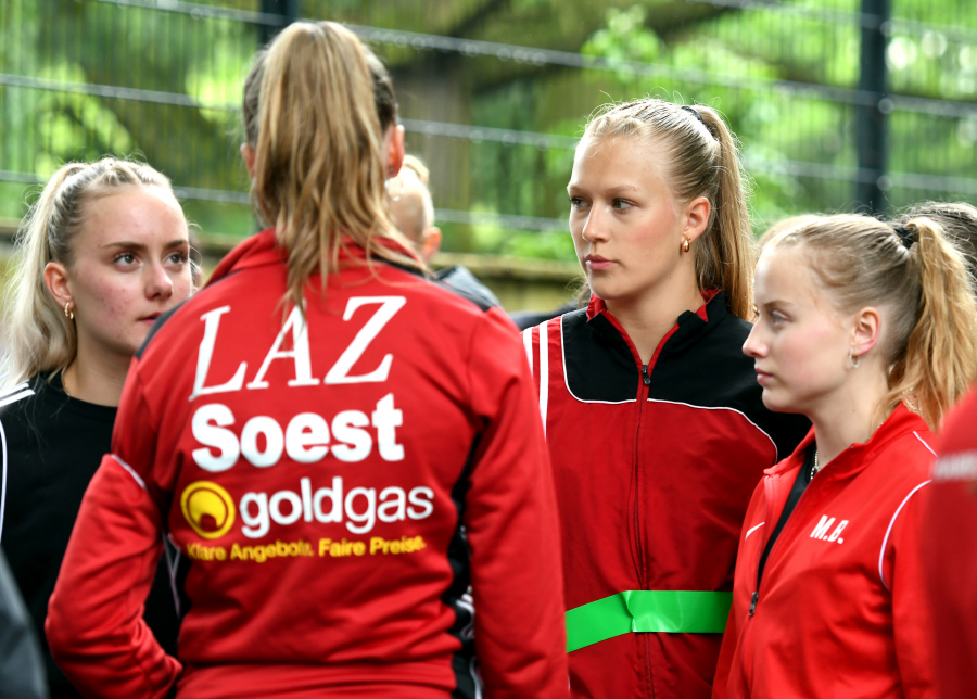 Anspannung vor dem Callroom: Das U18-Staffelteam des LAZ Soest, v.l. Maya Klute, Sophie Martin (mit dem R&uuml;cken zur Kamera), Mia Vollmer und Maja Bolinger, kurz vor ihrem Einsatz bei den Deutschen Meisterschaften im M&ouml;nchengladbacher Grenzlandstadion. Foto: Bottin
