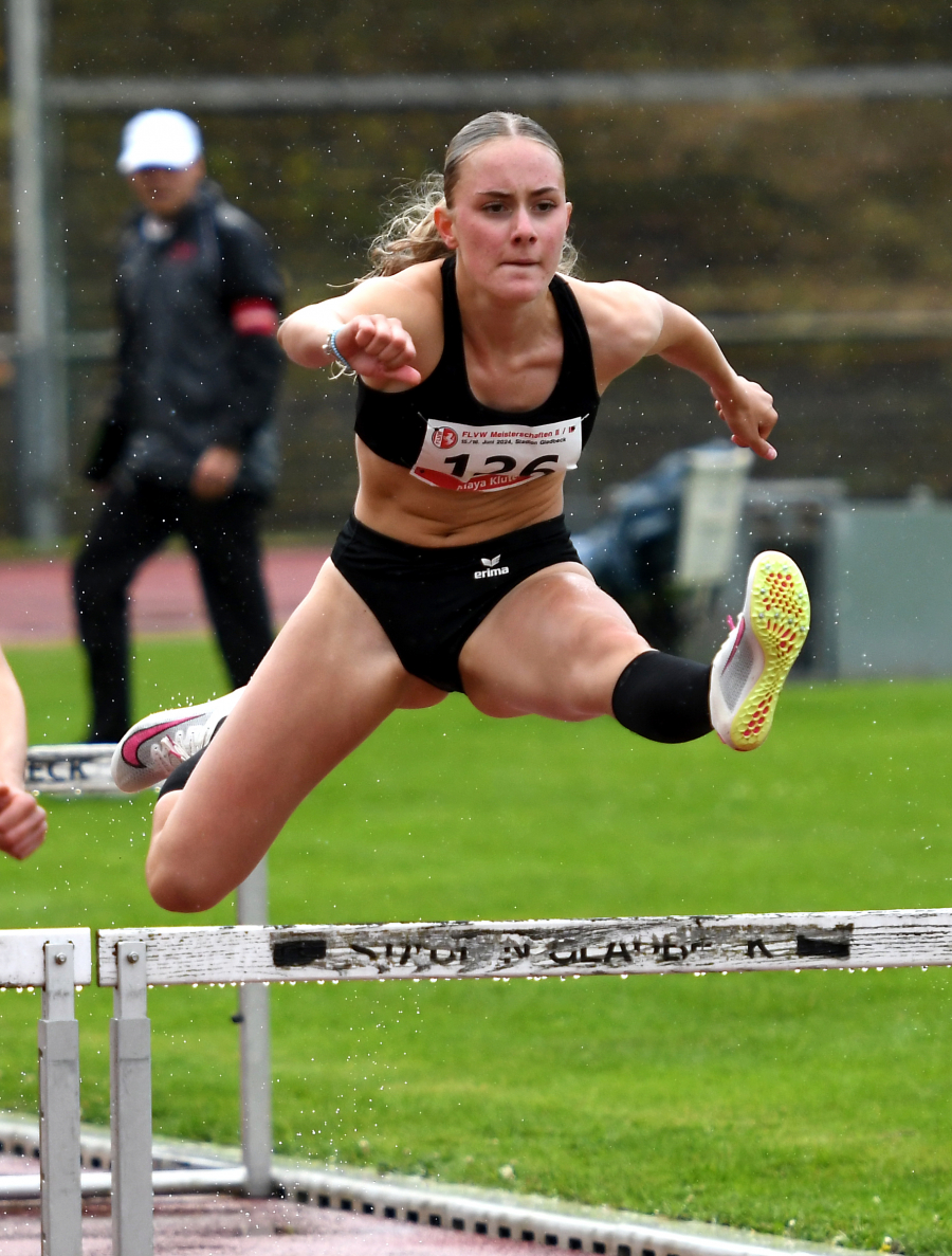 Maya Klute vom LAZ Soest legte die 100-Meter-H&uuml;rden bei der weibl. Jugend U18 ins 16,02 Sekunden zur&uuml;ck. Foto: Bottin