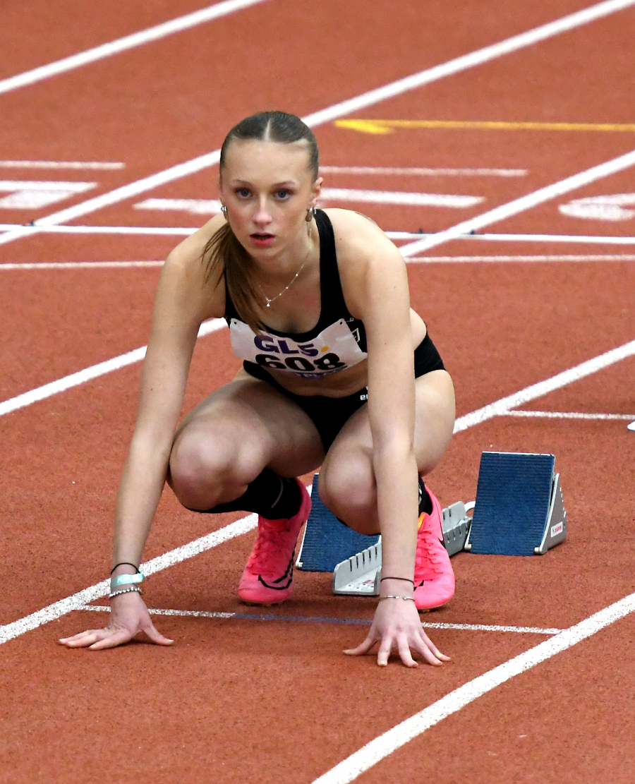 War bei der Jugend-Hallen-DM in Dortmund wegen einer Erkältung nicht hundertprozentig fit. Als vermutlich jüngste Starterin der Titelkämpfe ab-                            solvierte die 15-jährige Sophie Martin vom LAZ Soest zwei Rennen über 200 Meter im Einzel und als Schlussläuferin in der Staffel. Foto: Bottin