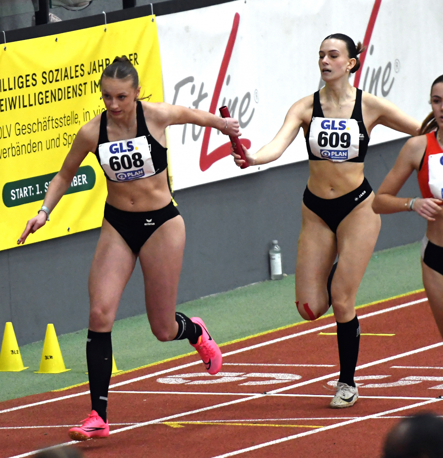 Letzter Wechsel von Delia Ponomarenko (Nr. 609) an Schlussläuferin Sophie Martin (Nr. 608). Das Quartett des LAZ Soest beendete das Rennen über 4 x 200 Meter im dritten von sechs Zeitendläufen als Dritter in 1:47,06 Minuten. Foto: Bottin