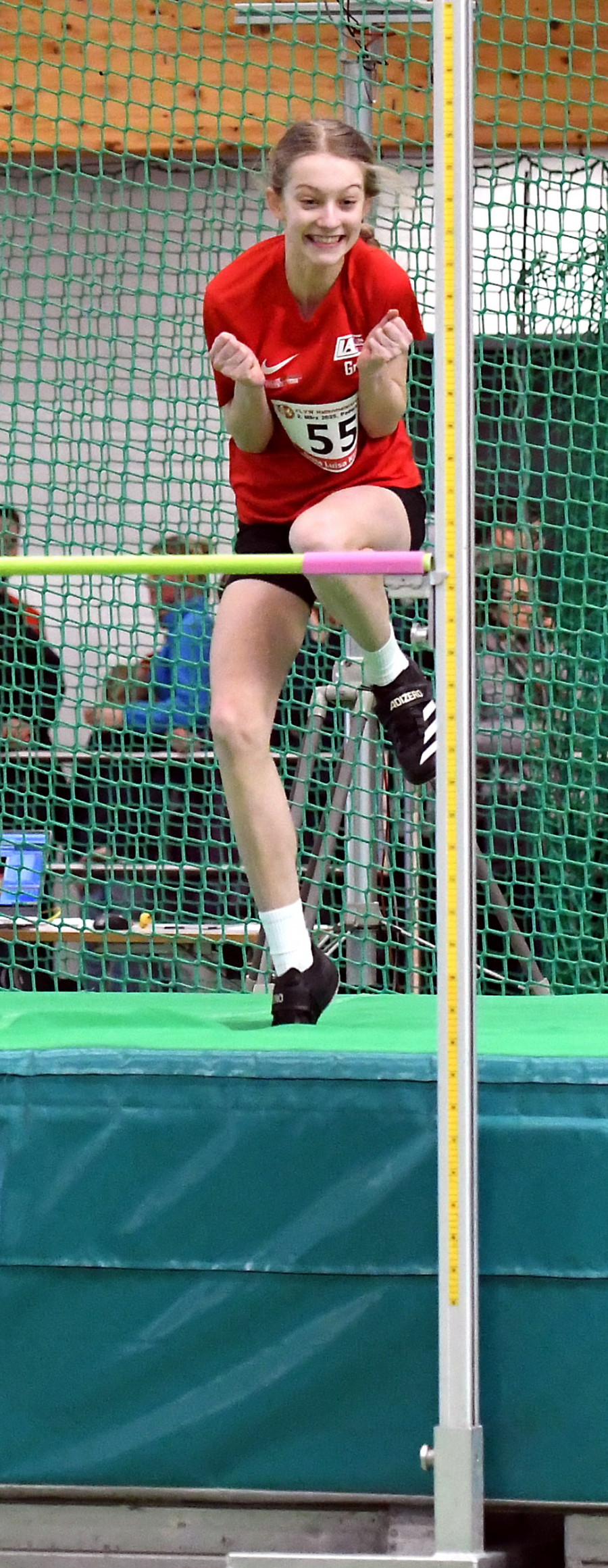 Tanzfl&auml;che Hochsprungmatte: Die Zw&ouml;lfj&auml;hrige Greta Karsten vom LAZ Soest erzielte sensationelle 1,65 Meter im Hochsprung und ist in den Altersklassen W13 und W14 die Nummer eins in Deutschland. Foto: Bottin