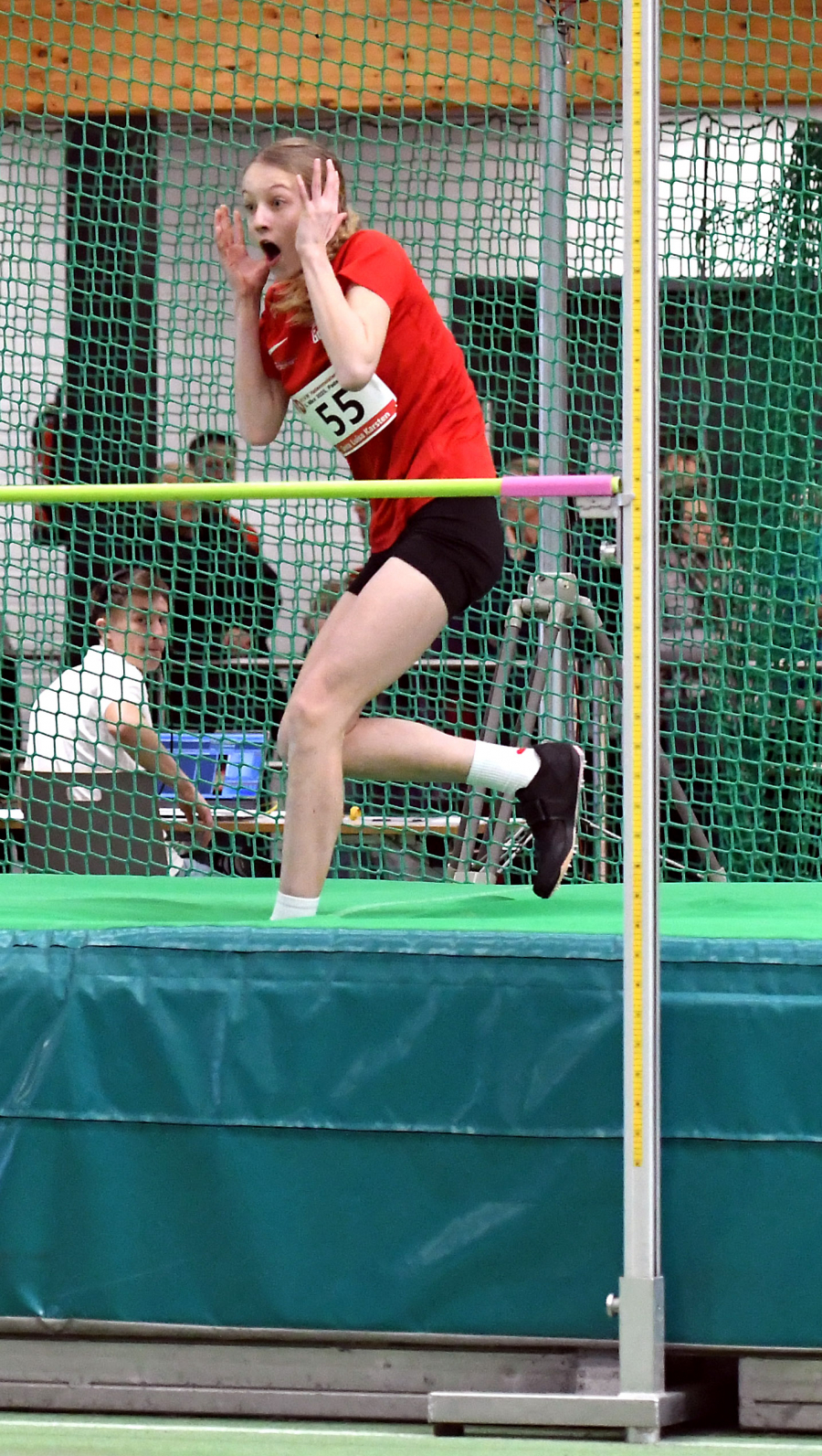 Ungl&auml;ubiges Staunen auf der Hochsprungmatte: Die Zw&ouml;lfj&auml;hrige Greta Karsten vom LAZ Soest erzielte sensationelle 1,65 Meter im Hochsprung und ist in den Altersklassen W13 und W14 die Nummer eins in Deutschland. Foto: Bottin