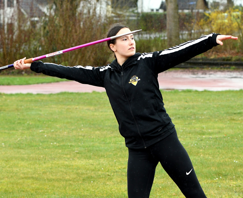 U16-Athletin Mathilda Grienitz vom LAZ Soest gewann in Rüthen den Hochsprungwettbewerb mit 1,50 Metern. - Foto: Bottin|Michelle Muschalik vom LAZ Soest setzte sich in Rüthen mit starken 39,37 Metern im Speerwurf bei der weiblichen Jugend B durch. - Foto: Bottin|||