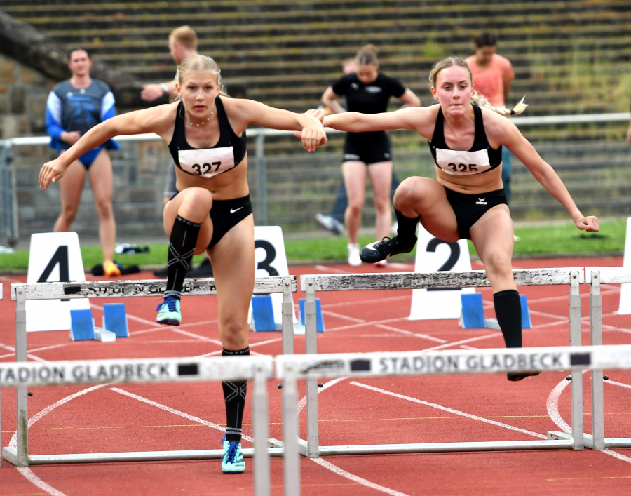 Am ersten Hindernis noch leicht in Front: Am Ende musste U18-Sportlerin Mia Vollmer (links) aber ihrer Vereinskameradin Maya Klute                            &uuml;ber 100-Meter-H&uuml;rden in 17,06 Sekunden zu 16,26 Sekunden den Vortritt lassen. Foto: Bottin