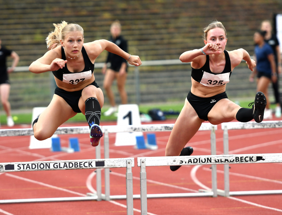 Die U18-Athletinnen Maya Klute (rechts) und Mia Vollmer vom LAZ Soest erzielten über die 100-Meter-Hürden 16,26 Sekunden bzw. 17,06 Sekunden. Foto: Bottin