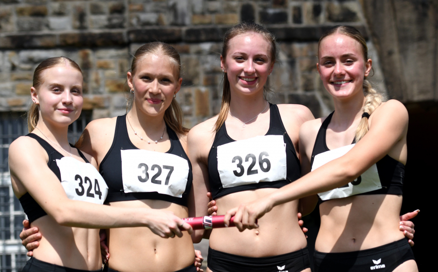 Freude &uuml;ber ein tolles Staffelresultat: Das U18-Quartett, (von links) Maja Bolinger, Mia Vollmer, Sophie Martin und Maya Klute, lief                             mit 48,61 Sekunden &uuml;ber 4 x 100 Meter in die deutsche Spitzenklasse. Foto: Bottin