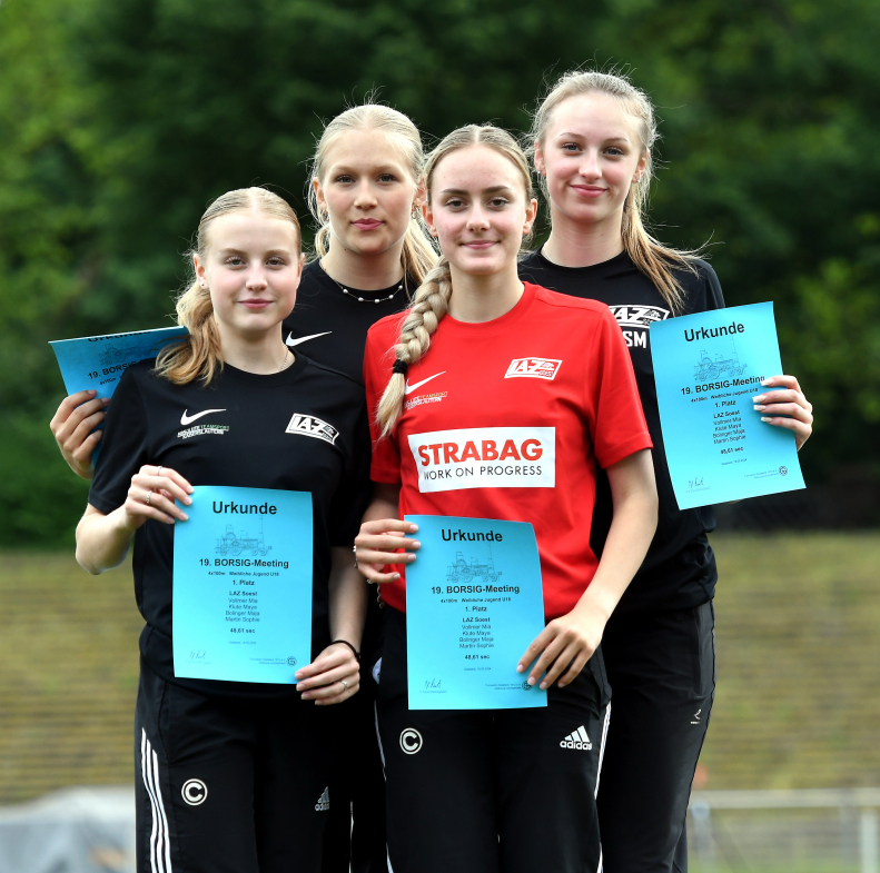 Lauf in die deutsche Spitzenklasse: mit 48,61 Sekunden sind Maja Bolinger, Mia Vollmer, Maya Klute und Sophie Martin (von links) vom LAZ Soest bundesweit das viertschnellste U18-Staffelquartett über 4 x 100 Meter. Foto: Bottin|LAZ-Mehrkämpferin Laura Voß erzielte in Gladbeck 5,85 Meter im Weitsprung. Foto: Bottin|Zwei DM-Normen: W45-Athletin Ines Rustemeyer vom LAZ Soest qualifizierte sich über 100 Meter und 200 Meter für die Deutschen Meisterschaften. Foto: Bottin|Die U18-Athletinnen Maya Klute (rechts) und Mia Vollmer vom LAZ Soest erzielten über die 100-Meter-Hürden 16,26 Sekunden bzw. 17,06 Sekunden. Foto: Bottin|Erneute Steigerungen: U18-Sportler Matthis Eckhoff vom LAZ Soest lief in Gladbeck zum wiederholten Mal in dieser Saison persönliche Bestzeiten über 100 Meter und 200 Meter. Foto: Bottin|Freude über ein tolles Staffelresultat: Das U18-Quartett, (von links) Maja Bolinger, Mia Vollmer, Sophie Martin und Maya Klute, lief                             mit 48,61 Sekunden über 4 x 100 Meter in die deutsche Spitzenklasse. Foto: Bottin|Dritter und letzter Wechsel über 4 x 100 Meter zwischen Levi Klute (rechts) und David Stracke. Die männliche U18-Staffel                             des LAZ Soest erzielte beim Borsigmeeting in Gladbeck 45,66 Sekunden. Foto: Bottin|LAZ-Sportlerin Annika Straub sprang im Stadion Gladbeck 4,51 Meter weit. Foto: Bottin|So schnell wie nie: U18-Sportler Moritz Langenscheidt steigerte sich über 100 Meter (12,09 Sekunden) und 200 Meter (24,70 Sekunden). Foto: Bottin|Schon wieder zwei neue &quot;Hausrekorde&quot;: Matthis Eckhoff (U18) sprintete in Gladbeck Bestzeiten über 100 Meter (11,78 Sekunden) und 200 Meter (23,78 Sekunden). Foto: Bottin|Steigerte sich über 100 Meter auf 12,33 Sekunden: U18-Sportler Levi Klute. Foto: Bottin|Neue persönliche Bestleistung: U20-Speerwerferin Michelle Muschalik steigerte sich mit dem 600-Gramm-Speer auf 36,89 Meter. Foto: Bottin|16,83 Sekunden über 110-Meter-Hürden: U18-Sportler Levi Klute. Foto: Bottin|Am ersten Hindernis noch leicht in Front: Am Ende musste U18-Sportlerin Mia Vollmer (links) aber ihrer Vereinskameradin Maya Klute                            über 100-Meter-Hürden in 17,06 Sekunden zu 16,26 Sekunden den Vortritt lassen. Foto: Bottin|||