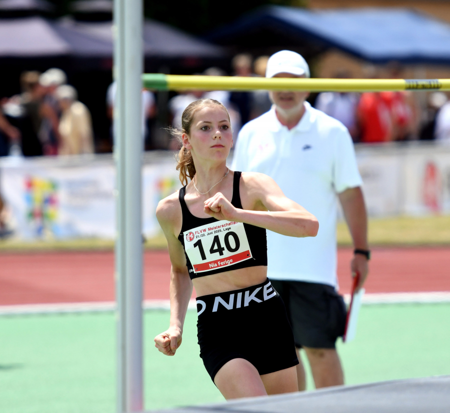 Die Sprunglatte fest im Blick: Mit der pers&ouml;nlichen Bestleistung von 1,62 Metern wurde W15-Athletin Nia Ferige vom LAZ Soest Vize-Westfalenmeisterin im Hochsprung. Foto: Bottin
