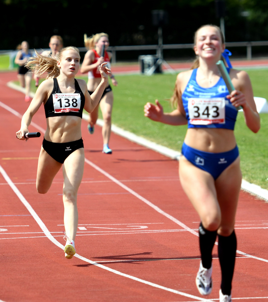 Zieleinlauf: Maja Bolinger vom LAZ Soest &uuml;berquert als Schlussl&auml;uferin der 4 x 200 - Meter - Mixed - Staffel als Dritte in 1:37,69 Minuten die Ziellinie. Rechts die Schlussl&auml;uferin des zweitplatzierten Quartetts der LG Kindelsberg Kreuztal. Foto: Bottin