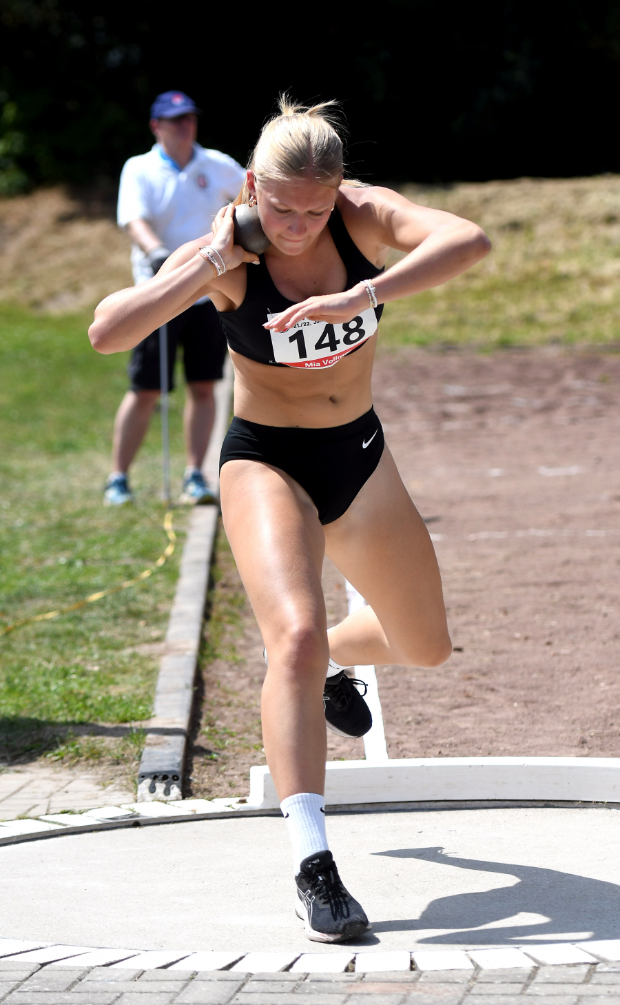 Westfalenmeisterin: U20-Athletin Mia Vollmer vom LAZ Soest holte sich mit neuer pers&ouml;nlicher Bestleistung von 10,46 Meter souver&auml;n Gold im Kugelsto&szlig;en. Foto: Bottin