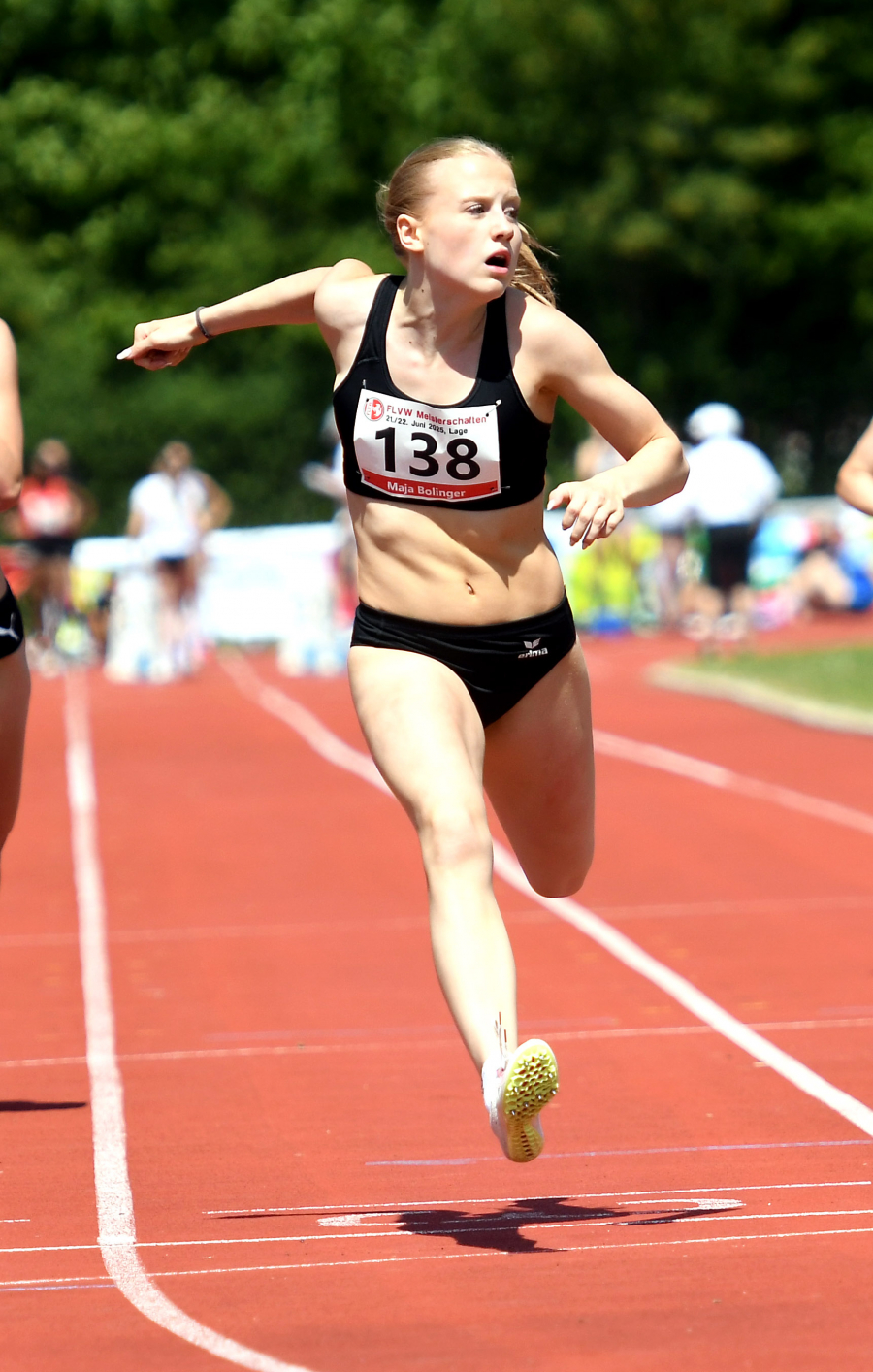 Gold &uuml;ber 100 Meter, Silber &uuml;ber 200 Meter: U18-Athletin Maja Bolinger vom LAZ Soest wurde bei den Westfalenmeisterschaften in Lage von einem starken Gegenwind gebremst. Foto: Bottin
