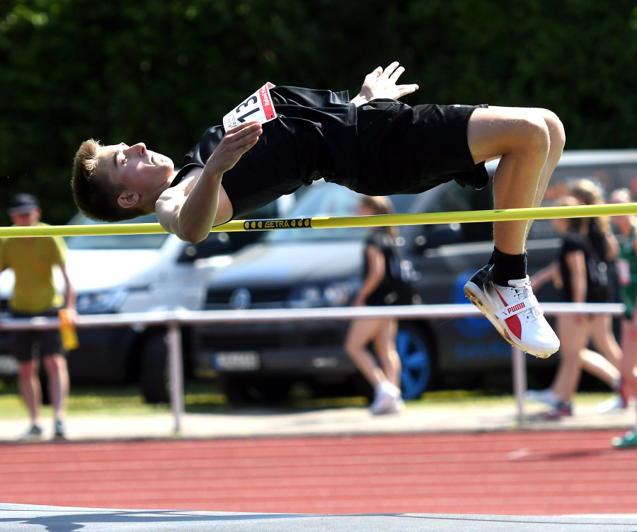 Vier Medaillen, drei pers&ouml;nliche Bestleistungen: Auch ohne Titel &uuml;berzeugte Rafael Hesse (M14) vom LAZ Soest, u.a. mit ausgezeichneten 1,71 Meter im Hochsprung, bei den Westfalenmeisterschaften in Lage. Foto: Bottin