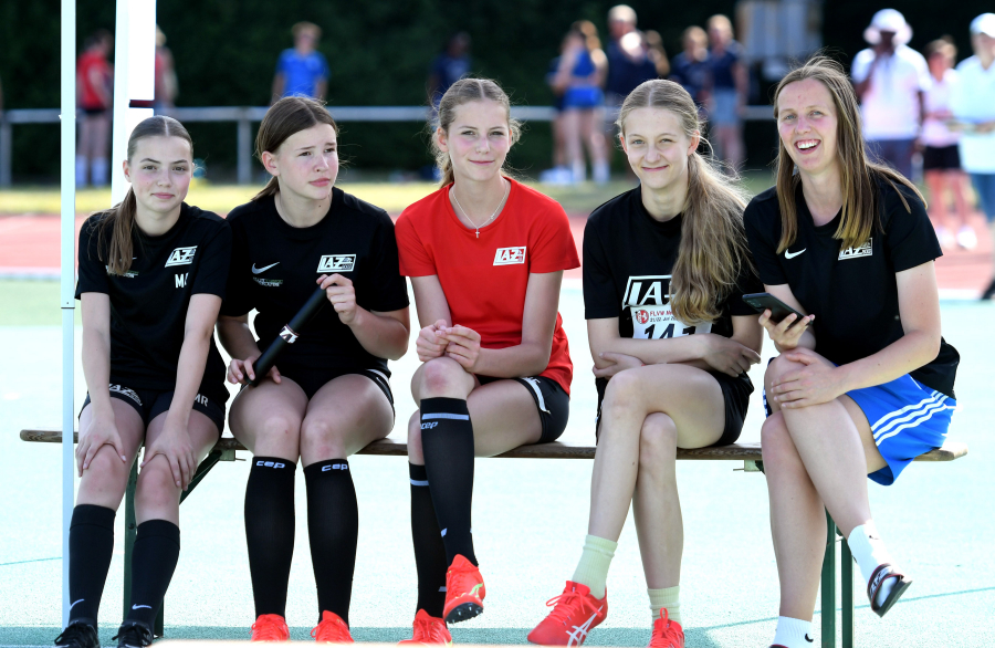 Die U16-Staffel des LAZ Soest, v.l.n.r. Marie Rustemeyer, Marlene Soer, Nia Ferige und Greta Karsten, mit Trainerin Annika Straub, holte als j&uuml;ngstes Team unter 21 Staffeln in 51,85 Sekunden einen ausgezeichneten siebten Platz bei den Westfalenmeisterschaften in Lage. Foto: Bottin