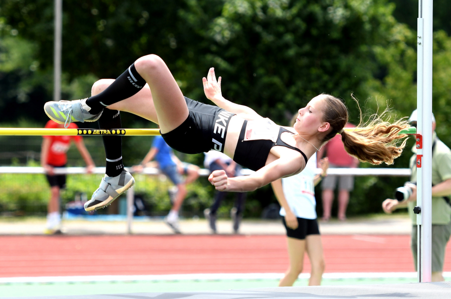 Vize-Westfalenmeisterin im Hochsprung mit pers&ouml;nlicher Bestlistung: Nia Ferige vom LAZ Soest musste sich mit 1,62 Metern nur Lyra Okpara vom SV Brackwede (1,65 Meter) geschlagen geben. Foto: Bottin
