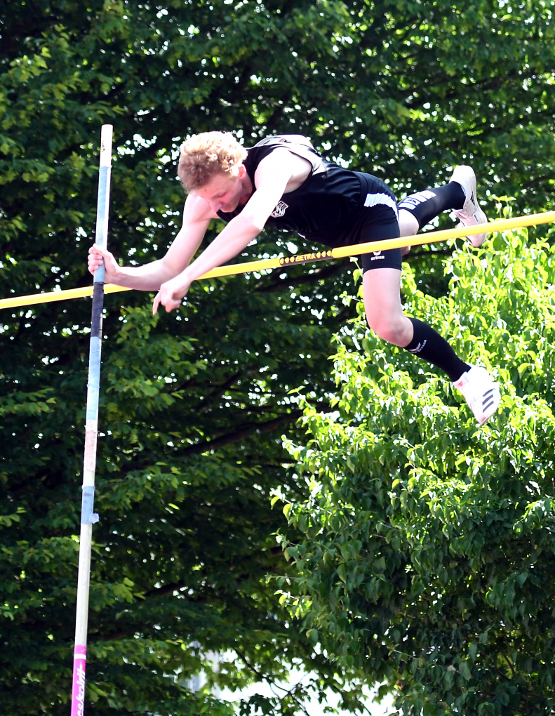 Tolle Überraschung: Jonas Dorenkamp vom LAZ Soest wurde mit persönlicher Bestleistung von 4,00 Metern U20-Westfalenmeister im Stabhochsprung. Foto: Bottin|Gold über 100 Meter, Silber über 200 Meter: U18-Athletin Maja Bolinger vom LAZ Soest wurde bei den Westfalenmeisterschaften in Lage von einem starken Gegenwind gebremst. Foto: Bottin|Matthis Eckhoff (m. Jugend U18) vom LAZ Soest legte bei den Landesmeisterschaften in Lage die 100 Meter in 11,83 Sekunden und die 200 Meter in 23,94 Sekunden zurück. Foto: Bottin|Vier Medaillen, drei persönliche Bestleistungen: Auch ohne Titel überzeugte Rafael Hesse (M14) vom LAZ Soest, u.a. mit ausgezeichneten 1,71 Meter im Hochsprung, bei den Westfalenmeisterschaften in Lage. Foto: Bottin|Die U16-Staffel des LAZ Soest, v.l.n.r. Marie Rustemeyer, Marlene Soer, Nia Ferige und Greta Karsten, mit Trainerin Annika Straub, holte als jüngstes Team unter 21 Staffeln in 51,85 Sekunden einen ausgezeichneten siebten Platz bei den Westfalenmeisterschaften in Lage. Foto: Bottin|Strahlender Westfalenmeister: U20-Athlet Jonas Dorenkamp vom LAZ Soest präsentiert nach seinem Sieg im Stabhochsprung stolz das &quot;Westfalenpferdchen&quot;. Foto: Bottin|Favoritensieg: W15-Sportlerin Nia Ferige vom LAZ Soest holte sich mit einem deutlichen Vorsprung vor der Konkurrenz den Westfalentitel im Diskuswurf. Foto: Bottin|Favoritensieg: W15-Sportlerin Nia Ferige vom LAZ Soest holte sich mit einem deutlichen Vorsprung vor der Konkurrenz den Westfalentitel im Diskuswurf. Foto: Bottin|Vize-Westfalenmeisterin im Hochsprung mit persönlicher Bestlistung: Nia Ferige vom LAZ Soest musste sich mit 1,62 Metern nur Lyra Okpara vom SV Brackwede (1,65 Meter) geschlagen geben. Foto: Bottin|Die Sprunglatte fest im Blick: Mit der persönlichen Bestleistung von 1,62 Metern wurde W15-Athletin Nia Ferige vom LAZ Soest Vize-Westfalenmeisterin im Hochsprung. Foto: Bottin|Stabwechsel in der 4 x 200 - Meter - Mixed - Staffel zwischen Mia Vollmer und Moritz Langenscheidt. Das Quartett des LAZ Soest, zu dem noch Matthis Eckhoff und Maj Bolinger gehören, gewann wie im Vorjahr Westfalen-Bronze. Foto: Bottin|Zieleinlauf: Maja Bolinger vom LAZ Soest überquert als Schlussläuferin der 4 x 200 - Meter - Mixed - Staffel als Dritte in 1:37,69 Minuten die Ziellinie. Rechts die Schlussläuferin des zweitplatzierten Quartetts der LG Kindelsberg Kreuztal. Foto: Bottin|Bronze-Quartett: in der 4 x 200- Meter - Mixed - Staffel landete das Team des LAZ Soest, v.l.n.r. Moritz Langenscheidt, Matthis Eckhoff, Maja Bolinger und Mia Vollmer, in 1:37,69 Minuten auf Platz drei. Foto: Bottin|Westfalenmeisterin: U20-Athletin Mia Vollmer vom LAZ Soest holte sich mit neuer persönlicher Bestleistung von 10,46 Meter souverän Gold im Kugelstoßen. Foto: Bottin|||