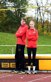 Höher als Falk Wendrich und Greta Karsten sprang 2025 bundesweit niemand. Foto: Bottin|Die beiden zeigen es am Messstab: Falk Wendrich sprang 2,28 Meter bei den Männern und Greta Karsten 1,64 Meter in der Altersklasse W13. Foto: Bottin.|Foto: Bottin.|||